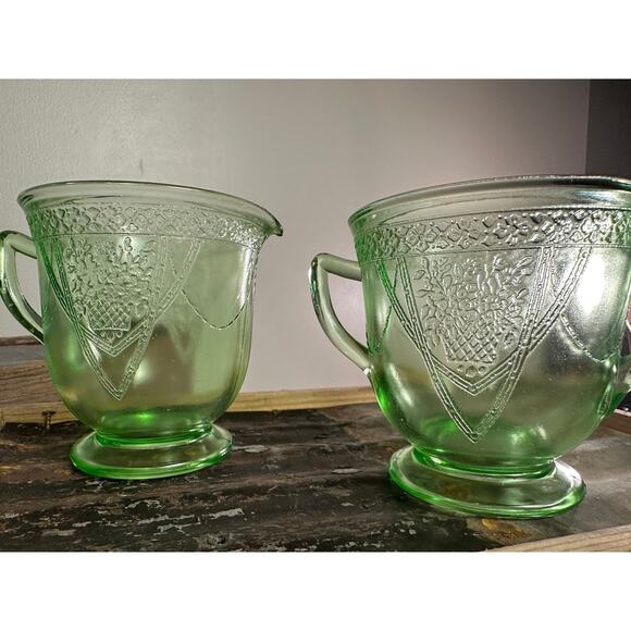 1930s Green Depression Glass Sugar and Creamer Set in Georgian Lovebird - Picture 7 of 7